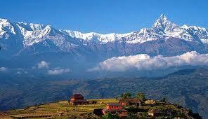 Platsen ger en vacker vy över flera höga bergstoppar och här njuter du av en bedårande soluppgång över Himalaya.