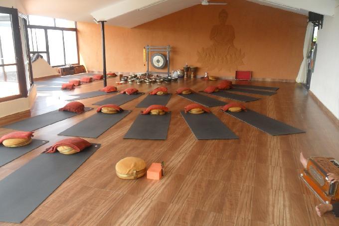 Bilder; Swed-Asia Travels Purna Yoga Retreat Center DAG 09. 31/3 POKHARA YOGA RETREAT Dag enligt yogacentrets program.