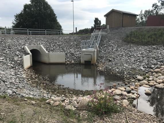 Genom höjdsättning av byggnader och krav på placering av viktiga installationer kan man undvika att byggnader skadas och att deras funktion slås ut.