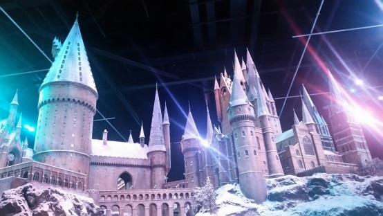 Man kan se miniatyrer av skolan, Hogwarts, som