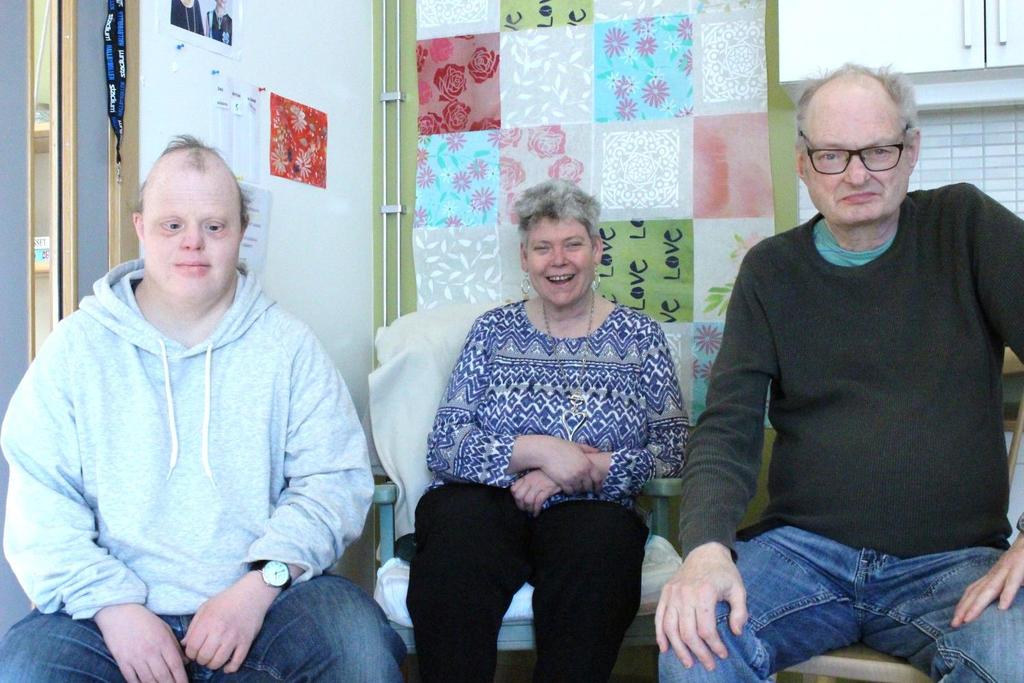mikrofon Intervju Vad heter er grupp? Lilla Ateljén i skapargruppen Hur länge har gruppen funnits? Ungefär 8 år Vad arbetar ni med i gruppen? Värmeljuskoppar, målar, bakning, gör promenader.