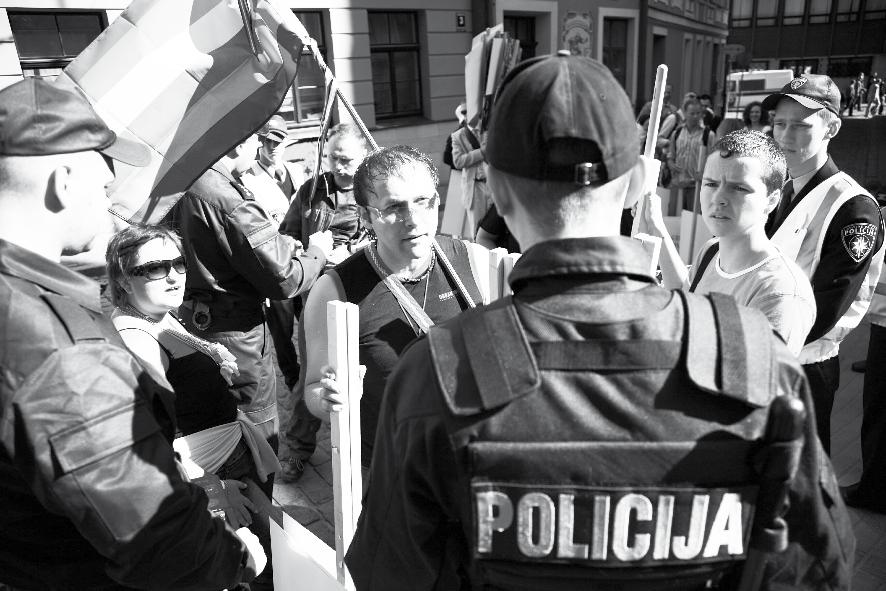HOMOSEXUALITET ÄR KRIMINELLT I 70 LÄNDER Amnesty gör allt för att mänskliga rättigheter ska gälla alla människor alltid.