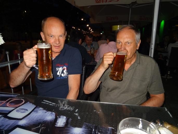 För de som hade rum ut mot gatan var det heller ingen idé att öppna fönstret eftersom det pågick party till långt fram på nätterna i staden.