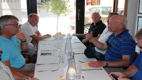Göran Bryntesson, Jukka Reinikainen, Jan Hage och Lars Hornevall väntar på den första ölen för dagen. Här är det fler som väntar på sin öl.