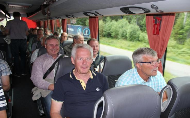 Spända över vad som kommer att hända börjar vi bussresan.