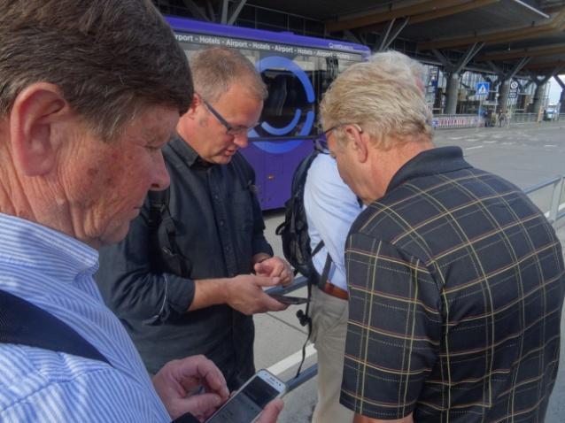 Nu har vi landat då är det bäst att öppna mobilen, Kaarel Pûtsep, Henrik Larsson och Erik Larsson (de är inte bröder) var snabba.