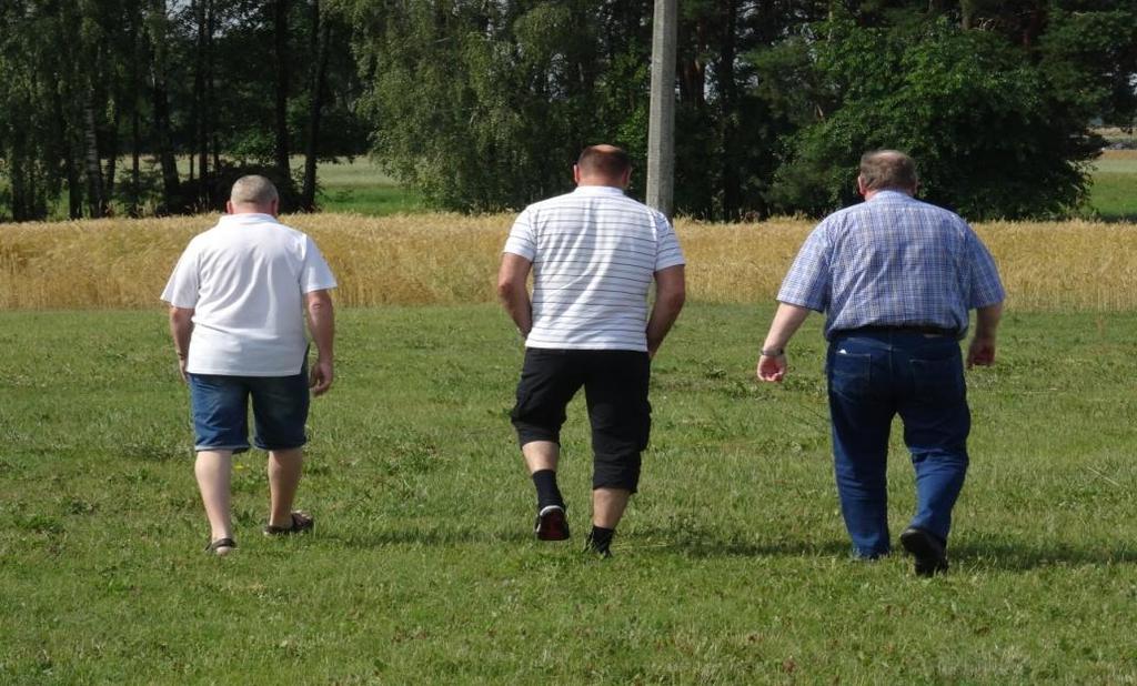 Fortfarande i strålande väder med en temperatur över 30 grader, gjorde att det blev det många dryckesstop efter vägen. De som inte drack öl kunde svalka sig med glass eller annan dryck.