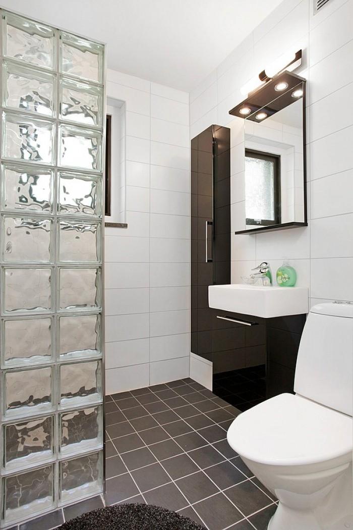 BADRUM Helkaklat badrum i moderna kontraster mellan svart och vitt.