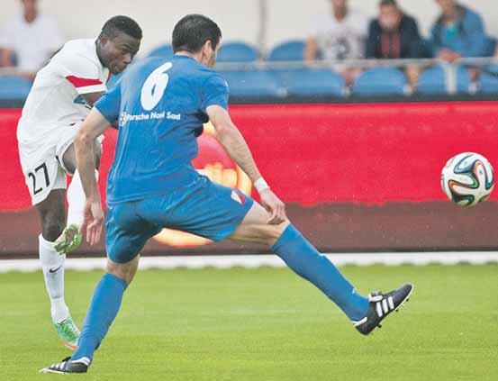 4 FUTBAL piatok 18. 7. 2014 PRVÝ ZÁPAS 2. PREDKOLA EURÓPSKEJ LIGY AS TRENČÍN FK VOJVODINA 4:0 (1:0) Po daždi prišiel gólový lejak AS TRENČÍN: Volešák Čögley, R.