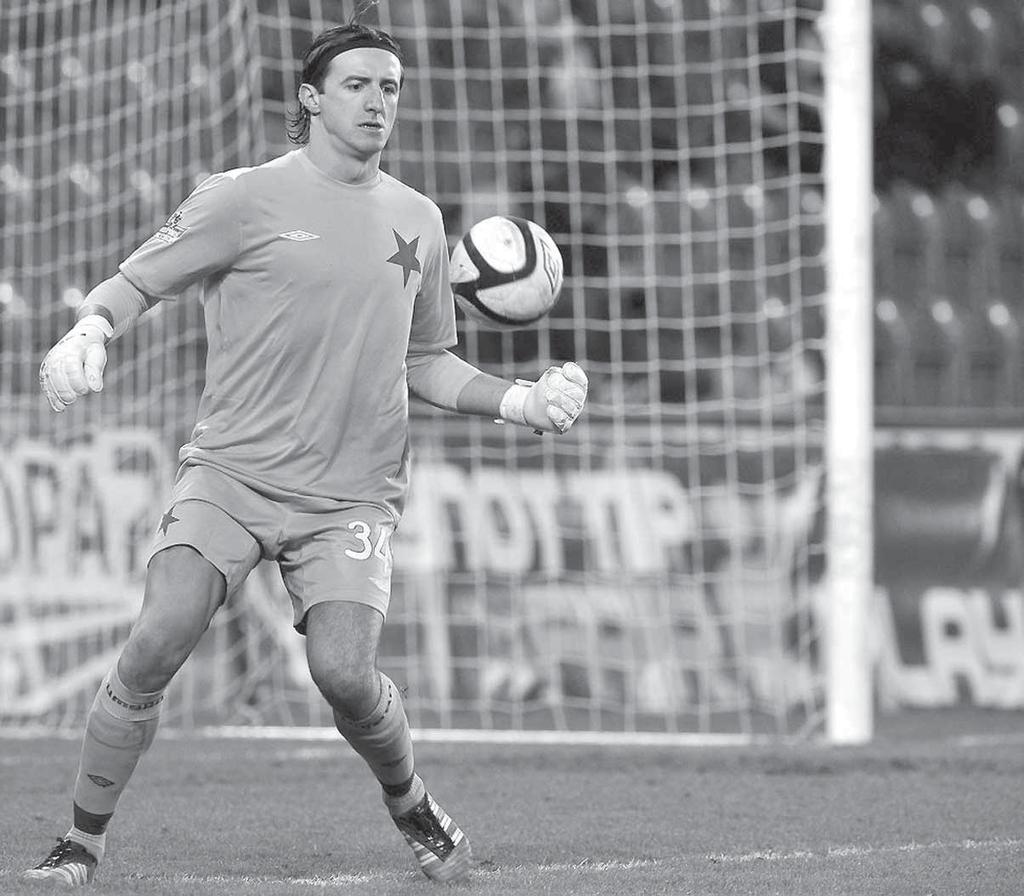 www.sport.sk FUTBAL 9 KTO JE KAMIL ČONTOFALSKÝ Narodil sa 3. júna 1978 v Košiciach. Na brankára má ideálne miery - 193 cm, 88 kg. S futbalom začínal v 1. FC Košice.