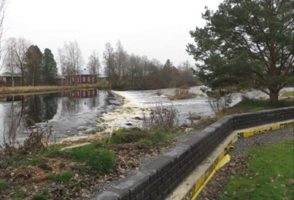 Bild 46. Exempel på översvämningsvallar och -barriärer som byggdes vid Holmfors (t.v.) och Nybron (t.h.) i Lappfjärd under den första etappen.