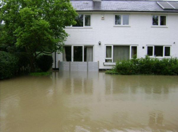 Bild 67. Exempel på skydd av dörrar och fönster vid en översvämning i Storbritannien vintern 2013 2014. ( Environment Agency). Bild 68.