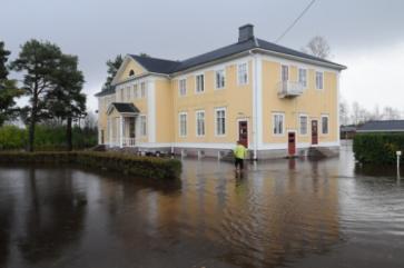 Lappfjärds folkhögskola (t.h.) och ungdomsföreningshus (t.