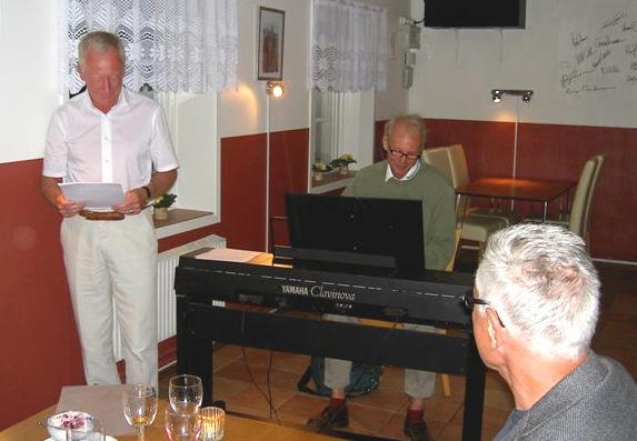 Kurt Wijkmark stående till vänster hade författat ett spex i tennismiljö som han framförde i konsertversion