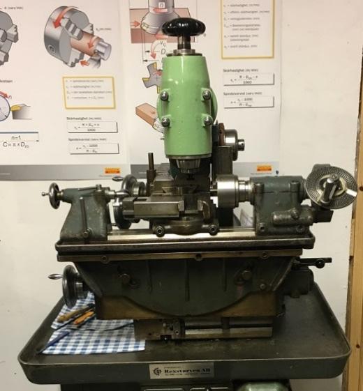 72-0 Metallfräsning för amatörer. 72-01 Fräsning A, grundkurs. 1-6 deltagare, 450 kr. Förkunskaper, inga speciella krävs. Se hemsidanfö datum, torsdag kl 18.00-21.00. 1. Vad är fräsning och olika typer av fräsmaskiner.