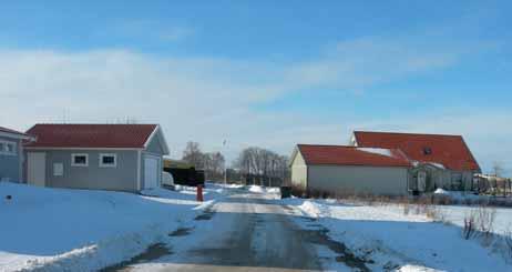 Ungefär mitt i programområdet ligger Flöjavägen som löper norrut mot Fleninge allmänning med några gårdar placerade längs sin sträckning.