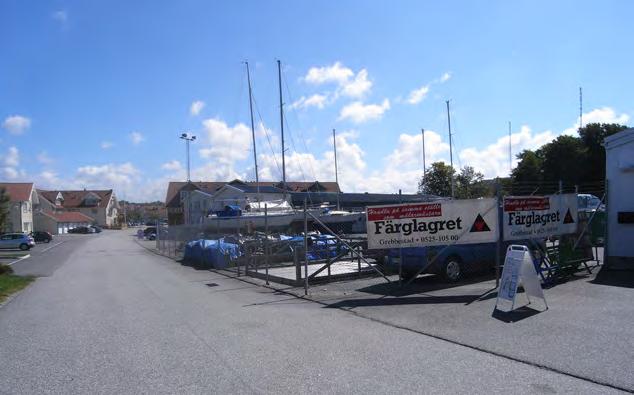Öster om planområdet ligger hamnplanen som är en stor parkeringsplats med möjlighet till båtuppställning under vinterhalvåret.