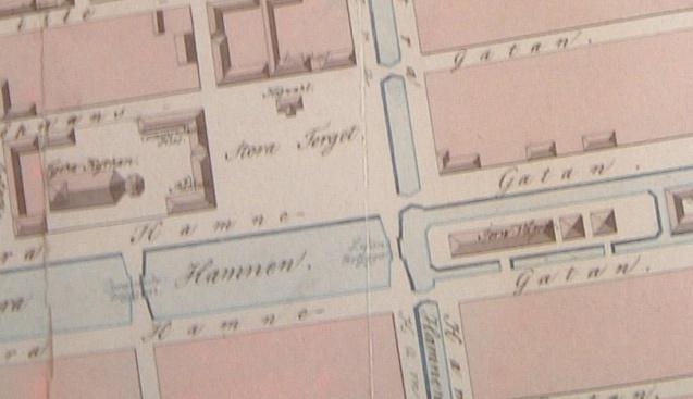 Ovan: Det av Samuel Isaksson byggda dubbla tvåvåningshusetförenade med ett portvalv finns kvar på 1771 års karta. T.v.; Motsvarande del av 1600-talets tomtkartan med Samuel Isakssons dubbeltomt i hörnet Norra Hamnen/Västra hamnen.