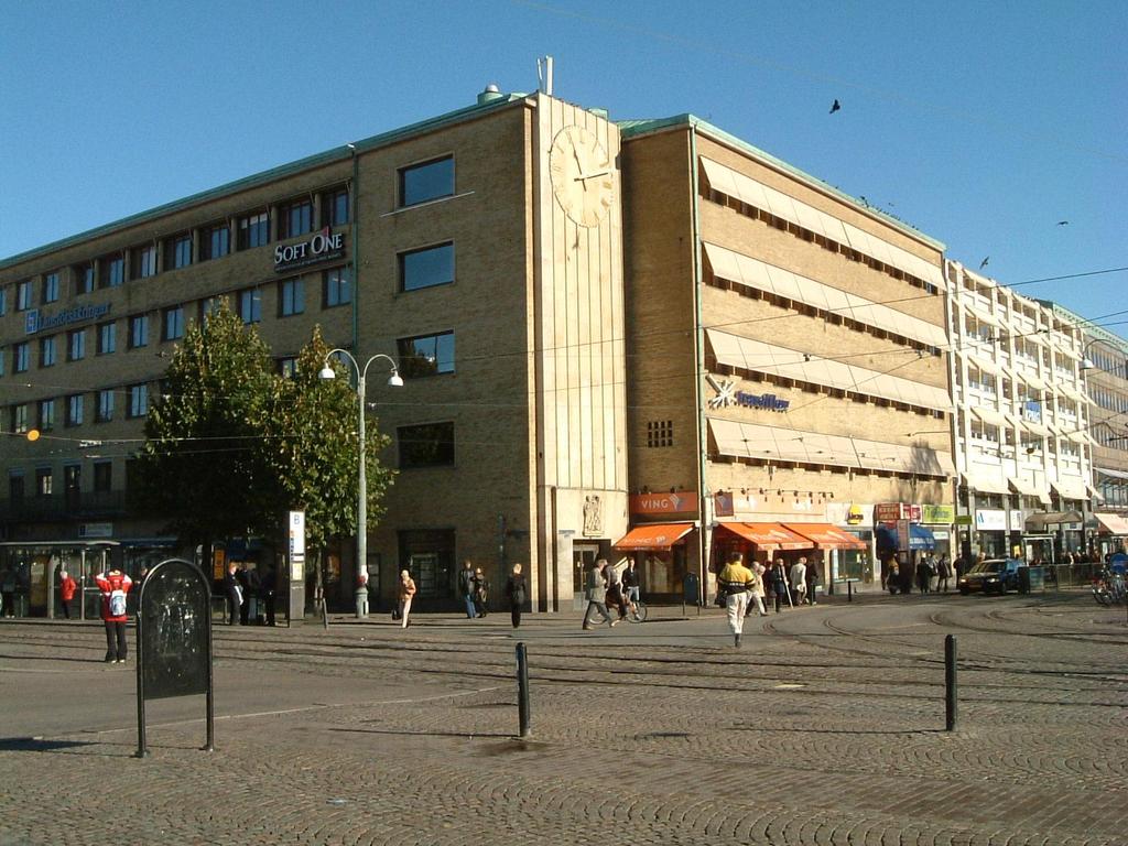 på en stark ställning för det senare namnet och kanske även för en uppskattning av styvfadern. Margareta Poppelman avled i Jönköping den 10 juli 1737.