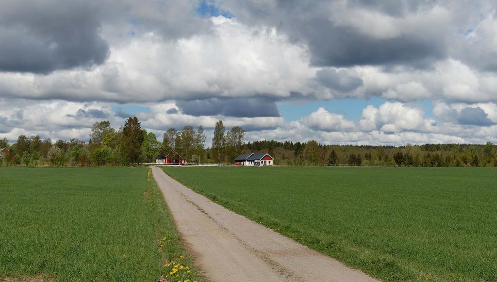 FOTOPUNKT 3A DYKÄRRS GÅRD Fotomontage från Dykärrs gård mot nordväst. En uppställning med 19 vindkraftverk, navhöjd 124 m och rotordiameter 101 m. Totalhöjd 175 m.