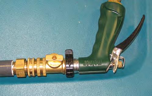 Vrid nyckeln till inkopplat läge (utan att starta maskinen). OBS: Handsprutan kan användas medan motorn löper, men det bör rekommenderas att stänga av den när sprutan används. 2.