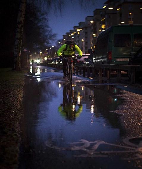 Det leder till stora och djupa vattensamlingar på delar av cykelbanan. Under vinterhalvåret fryser dessa vattensamlingar till is, vilket innebär risk för halka.