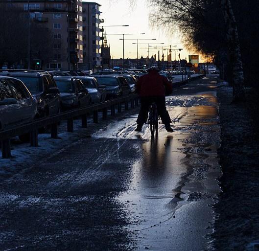 Korsningspunkterna mellan gående och cyklister är otydliga och skymda av träd eller parkerade bilar, vilket ökar risken för kollisioner.