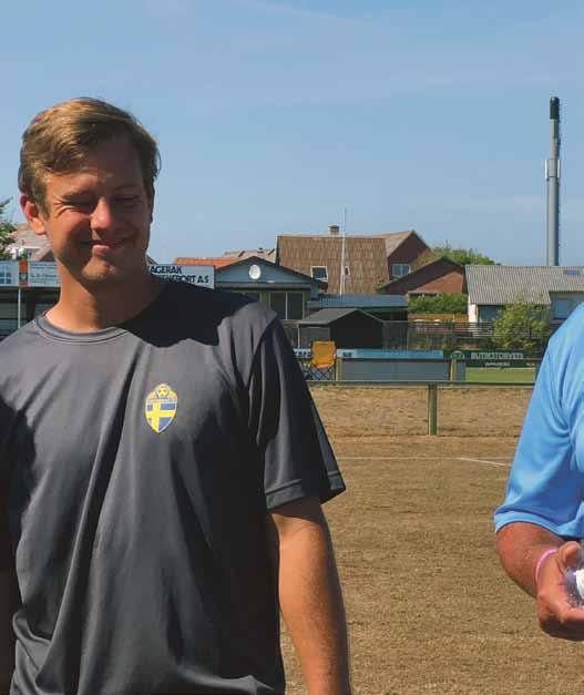 FOLK VI MÖTER med Kjell-Ove Andersson som gärna stannar och snackar en stund HÄR KÄNNER HAN Fotbollsresor kan göras på många sätt. Ulf Ryberg inledde sin som 10-årig knattespelare i Örgryte IS.