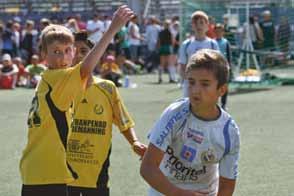 På läktarplats finns lillebror Lorik, 8, och hustrun Sidane liksom mamma Esma. Handboll är och har alltid varit en familjeangelägenhet, berättar pappa Jasmin.
