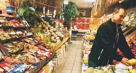Enligt Kamal Bajwa brukar de första kunderna som köper öl i baren trilla in omkring klockan 14.