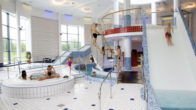 Hela Karlsrobadet är även tillgänglighetsanpassat. Ta med hela din familj och kom och åk vattenrutschkana, bada bubbelpool och fika tillsammans med andra barn och ungdomar med funktionsnedsättning.
