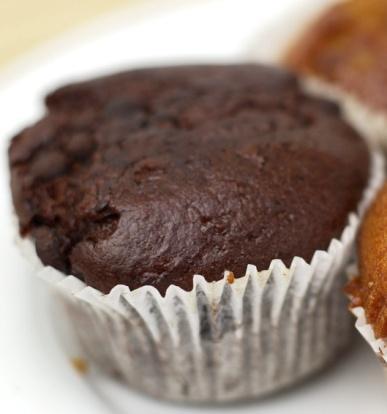 Chokladkakor i folieformar 100 gr blockchoklad 180 gr smör eller margarin Smält ihop i en kastrull Tillsätt 2,5 dl strösocker 2 ägg 0,5 tsk salt 1 msk