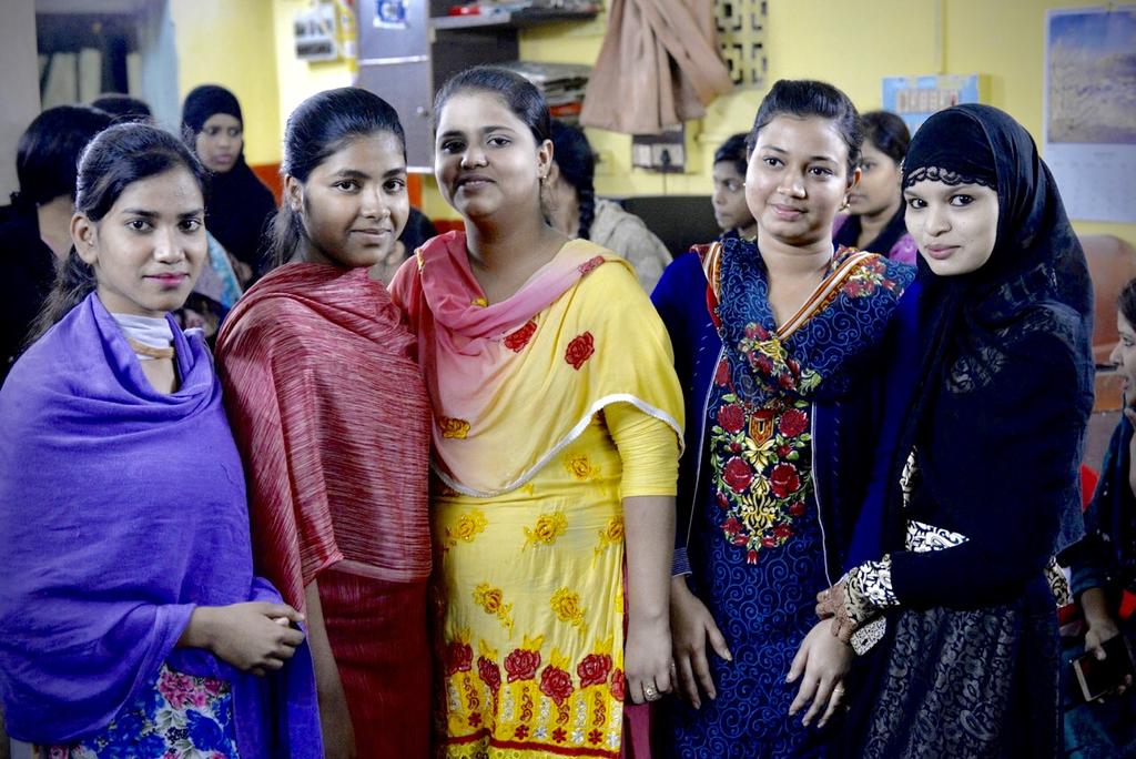 Sajia Mustaque, 18 år, Ladli Khatoon, 19 år, Zeenat Khatoun, 17 år, Riya Kar, 19 år och Saidun Khatoun, 19 år har alla varit elever på Nava Jyoti.