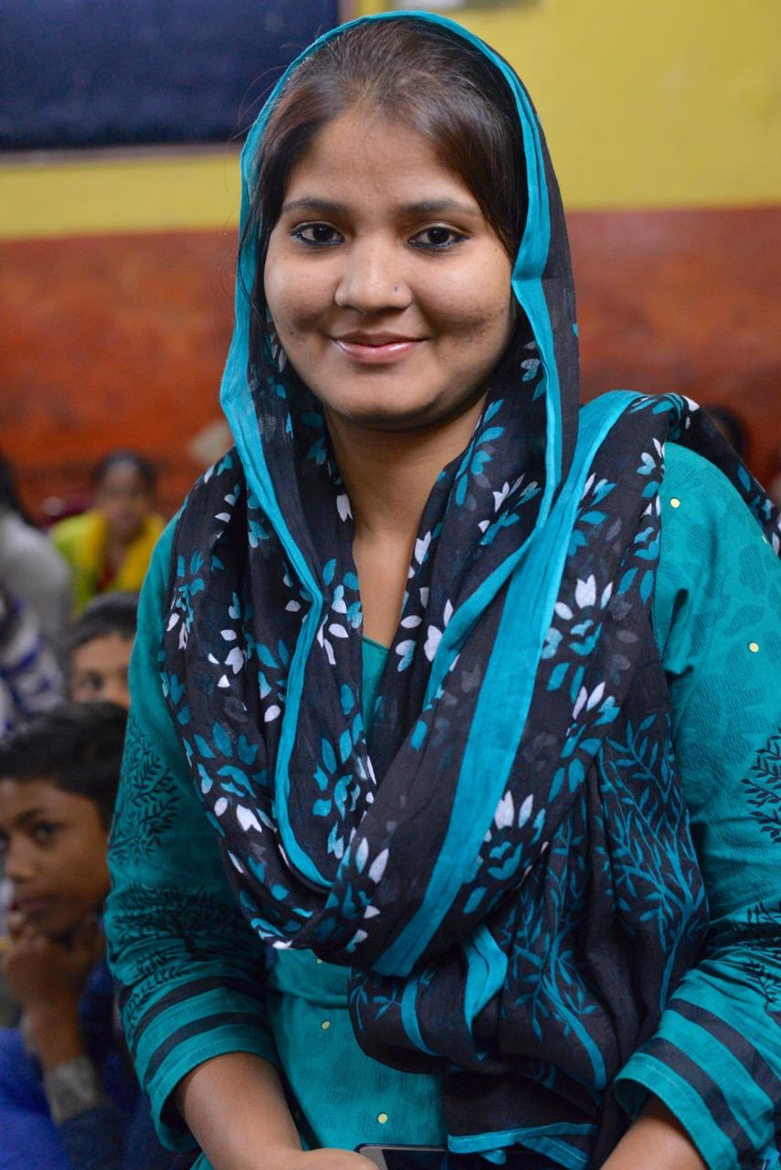 Benazir Parveen (till vänster) är 23 år och läser andra året på Master of Arts i Kolkata för att ta en master. Hennes mål är att bli lärare.