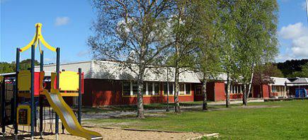 5(13) FÖRUTSÄTTNINGAR OCH FÖRÄNDRINGAR Bebyggelse Inom planområdet ligger Kyrkenorumskolan och Kyrkenorums förskola. Planområdet gränsar till större villaområden i norr och i väster.