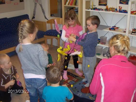 Vi har också firat påsk med påskpyssel och påsklunch. Barnen har pysslat helt fritt efter egna idéer och det blev stor variation på årets kycklingar. Roligt tycker vi.