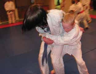 Du behöver inga som helst förkunskaper då du tränar i din takt, efter din egen förmåga och mot slutet av judoskolan har du möjlighet att gradera till
