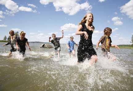 20 nyheter Låna böcker på stranden MÄLARÖARNA I sommar erbjuder Ekerö bibliotek möjlighet att låna böcker från en cykel som rullar runt i kommunen.