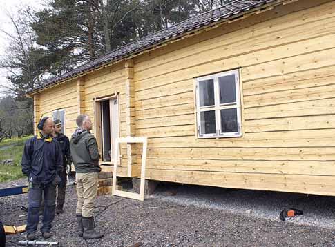 FOTO: EWA LINNROS Hildas stuga får nytt liv Ett unikt husbygge pågår i Lisselby på Färingsö där en kopia av en stuga från 1880-talet byggs upp efter alla konstens regler.