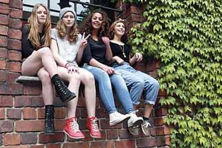 38 öarna runt Loud girls Som ett resultat av Fabrikens försommarprojekt Loud girls har ett gäng Mälarötjejer skrivit en egen låt, spelat in och