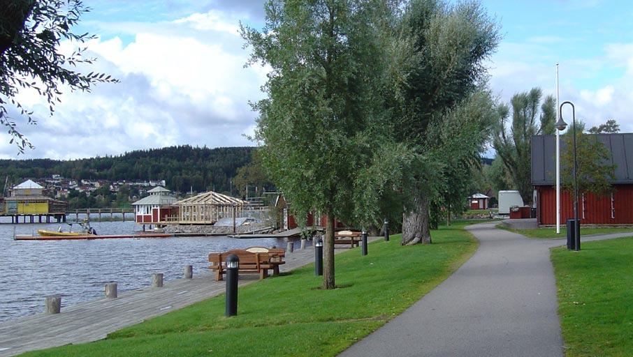 De byggnader som idag ligger inom planområdet är utformade som typ sjöbodar och den nya byggnaden, vilken kommer att inrymma café och kontor, kommer att få samma utformande.