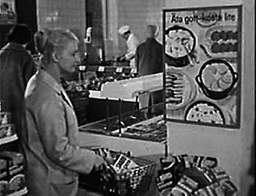 216 Rikard Eriksson Vi ser med husmors ögon. 1950-tal. Film 332. där härliga doften som symboliserar en riktig köttbutik, och vilken smak sen, vilken miljö!