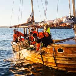 Vi möts upp i sjöboden går igenom säkerheten och tar på de varma goa