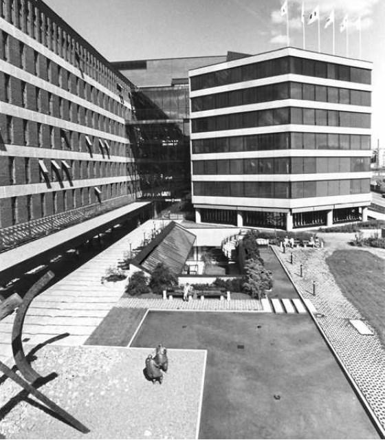Brädstapeln uppfördes för försäkringsbolaget Trygg-Hansa 1972-77.