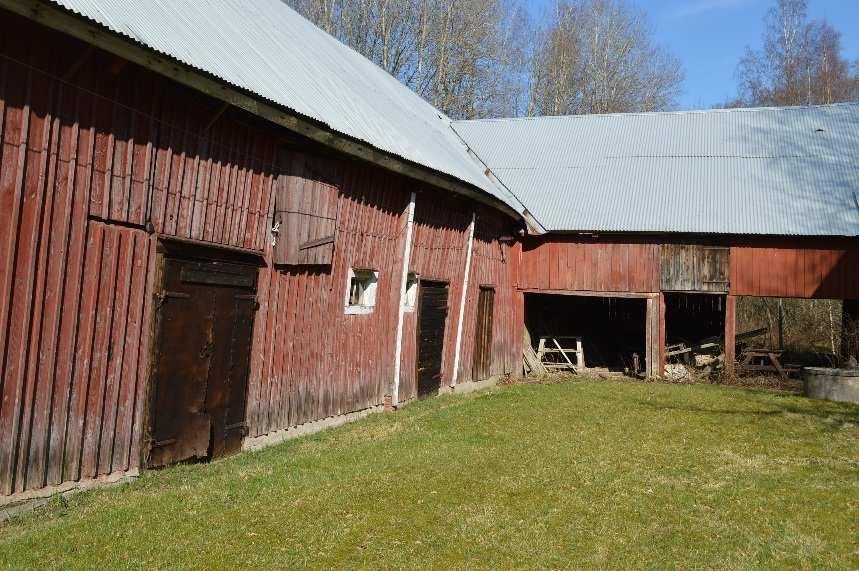 Djupborrad brunn. Avlopp med infiltrationsanläggning. Källare under del av huset. Byggnaden är ett s.k. åttaknutstimrad parstuga.