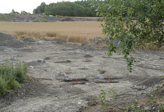 Hus sett från nordväst, med boplatsen RAÄ 27 i