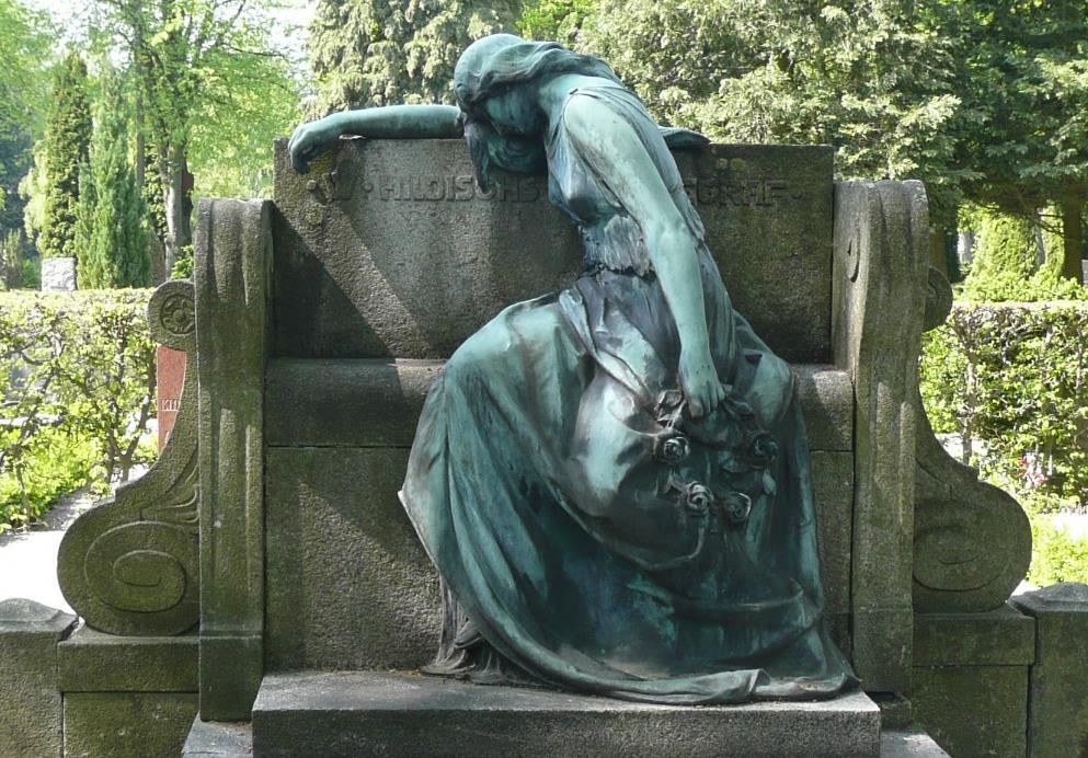 mycket sorg i konsten runt sekelskiftet 1900. 57 Hon ser otaliga skulpturer med sköna kvinnor, liggande huvudstupa på marken och gömmande sitt ansikte. Skulptörerna är såväl män som kvinnor.