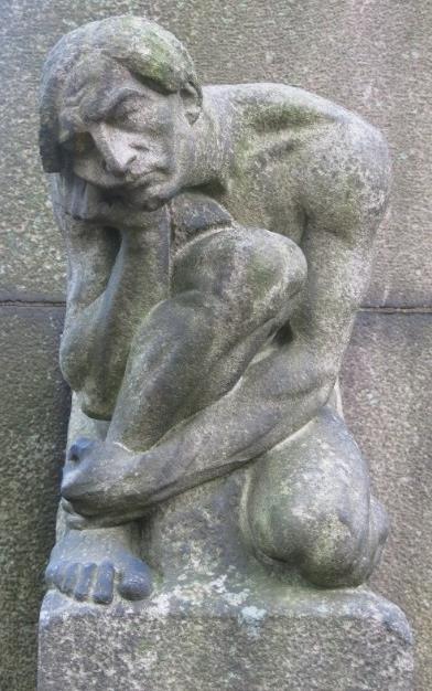 Bild 8. Charles Friberg, Skulpturer på Seatonska gravmonumentets frånsida, Östra kyrkogården i Göteborg, 1915.