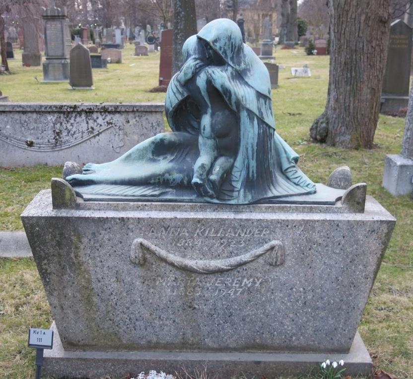 Samma begravningsplats bjuder på en sittande, beslöjad kvinna som omfamnar ett naket barn (se Bild 13, nedan).