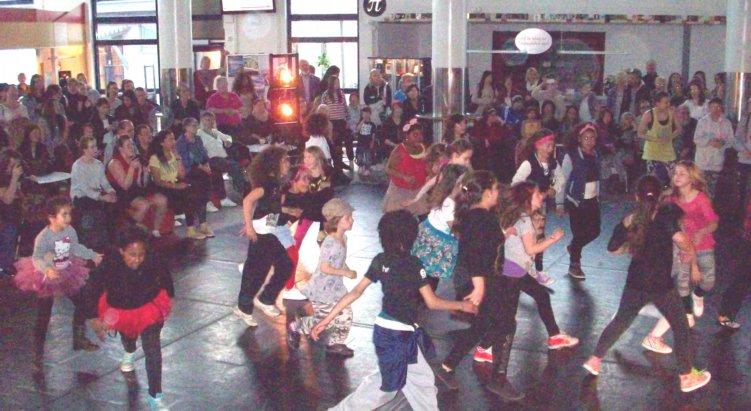 3 Folkdansringen i Örebro län VERKSAMHETSBERÄTTELSE 2012 Dansens Dag,